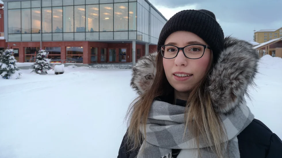 Doktoranden Alina Veksler utanför sin arbetsplats vid Luleå tekniska universitet.