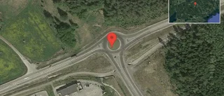 Personbil stillastående på väg 55 - helt stopp i ett körfält