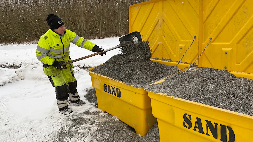 Det går åt mycket sand när det ömsom töar och fryser. Sanden sjunker ner genom den smälta snön och ny sand måste läggas på när det fryser. Kristina Åhlén fyller på grus vid kommunens hämtstation för allmänheten.