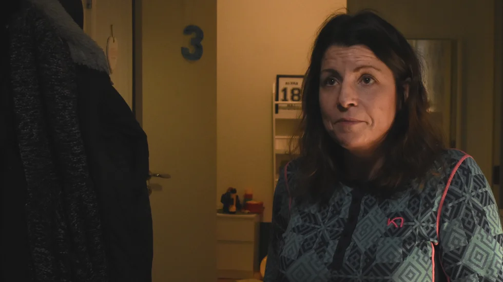 Mikaela Johansson tycker att det är för kallt i hennes lägenhet.