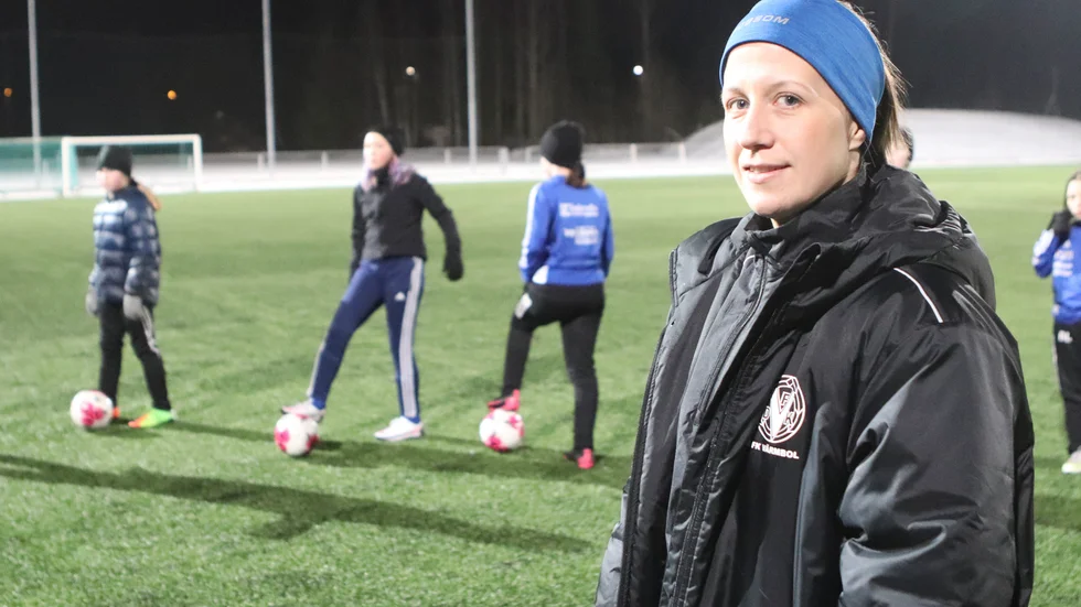 Anna Lindström väntar på en knäoperation och spelarkarriären är över. Men hon släpper inte fotbollen utan får en ny roll i DFK Värmbol.