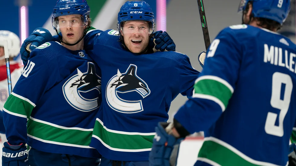 Elias Pettersson, vänster, stod för säsongens första mål i Vancouvers förlust mot Montreal. Arkivbild.