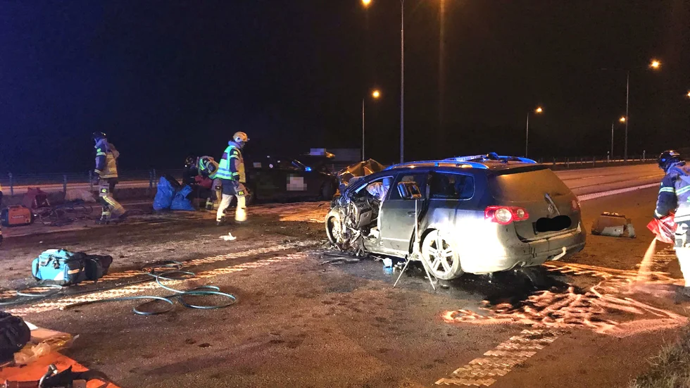 Tre personer omkom i frontalkollisionen på E4 utanför Uppsala. Inledningsvis var det oklart hur olyckan gått till och vilken av bilarna som kört åt fel håll. Inga vittnen fanns till kollisionen.