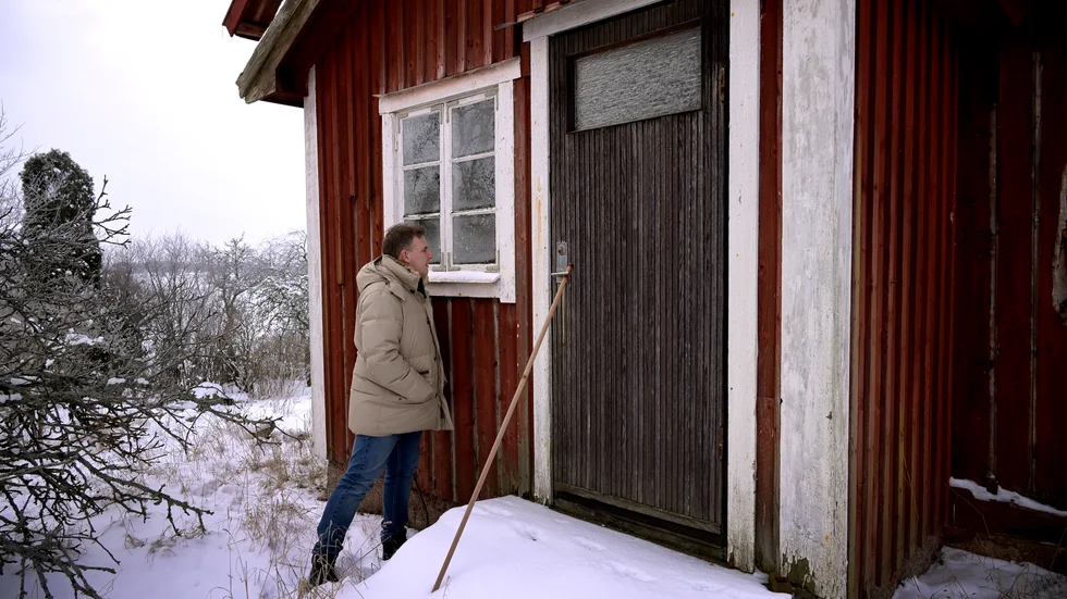 Robert Danielsson visar ödehus som är till salu på landsbygden mellan Uppsala och Bålsta, nära Örsundsbro.