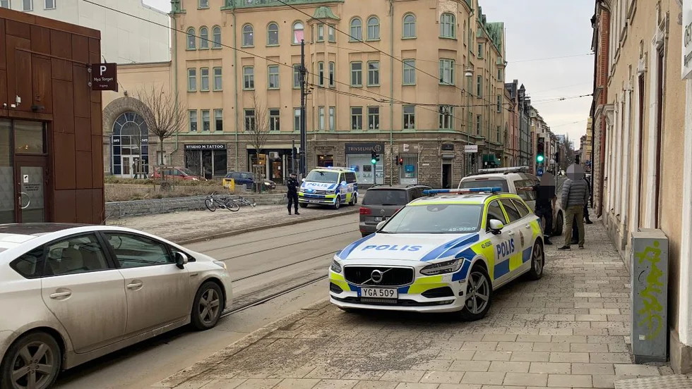Fyra polisbilar skickades till Nya Torget efter ett bråk mellan två män.