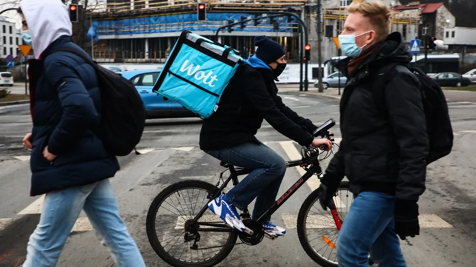 Företaget Wolt följer Foodoras exempel och erbjuder fri leverans av take away-mat efter 20.30.