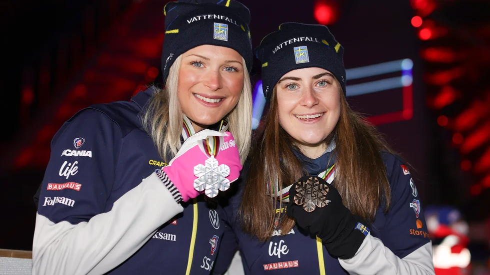 Frida Karlsson och Ebba Andersson ordnade dubbla svenska medaljer – silver och brons – i VM:s skiathlontävling.