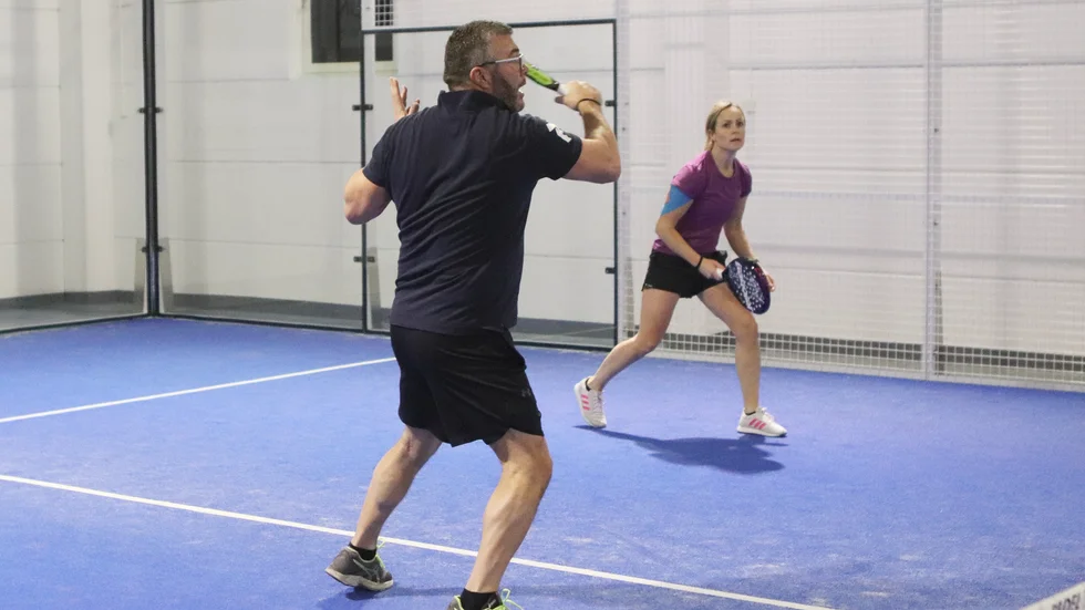 Lars Eriksson och Anna Abrahamsson fortsätter att träna i padelhallen när många andra idrotter stoppats.