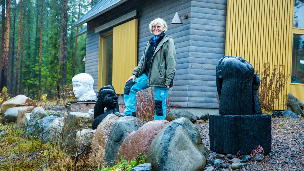 Lena Kriströms skulpturer i marmor, magnetit och granit kantar infarten till hennes ateljé i Laxforsen.
