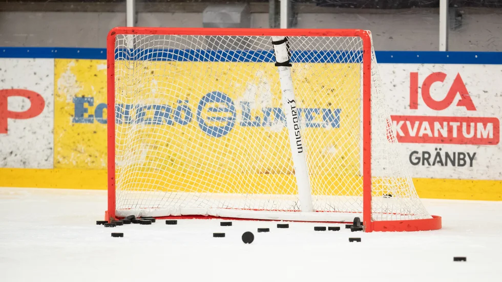 Almtunas match mot Timrå är uppskjuten. Bilden är tagen direkt efter att uppvärmningen avbröts.
