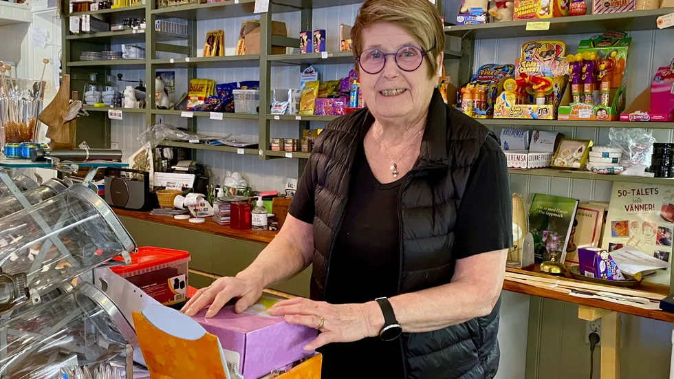 Marianne Thorfve håller på att förbereda paketen som ska skickas med postbilen.
