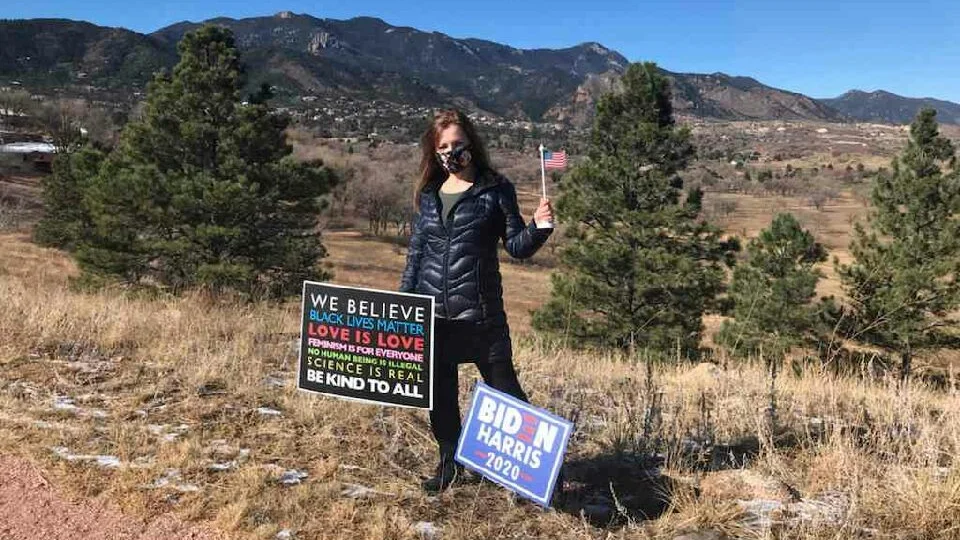 Catarina Lindgren kommer ursprungligen från Piteå och är bosatt i Colorado. Hon är glad att Joe Biden vann presidentvalet, men oroar sig över en ökad spänning i samhället.