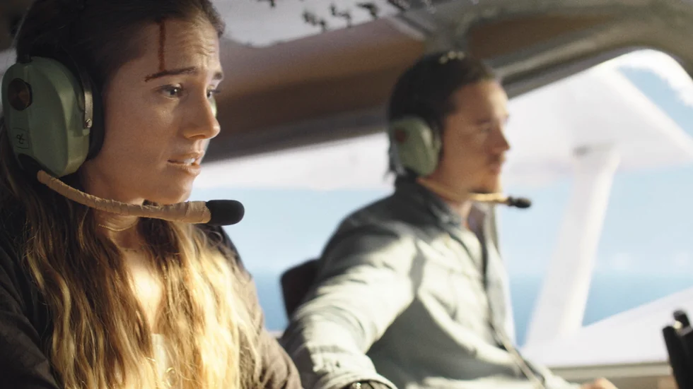 Allison Williams och Alexander Dreymon i "Horizon line", veckans högsta nykomling. Pressbild.