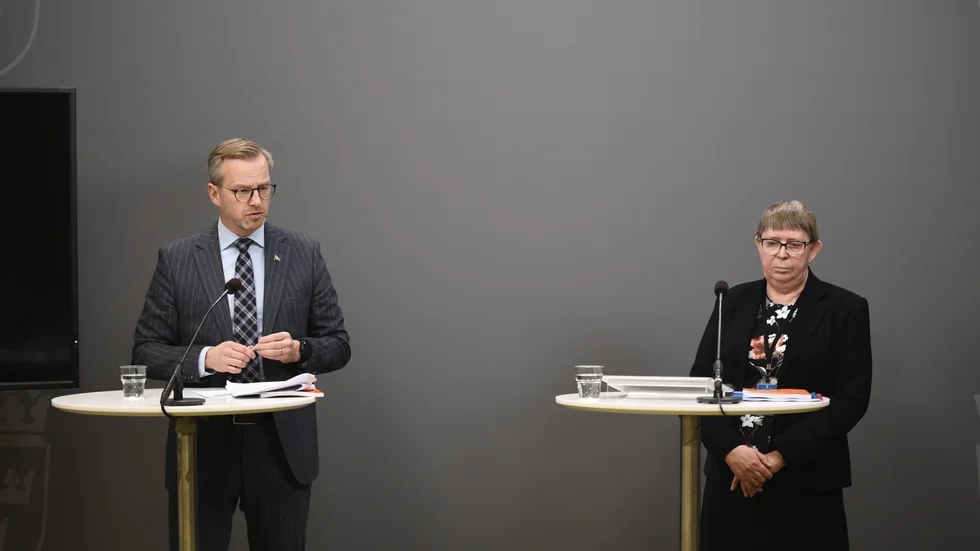 Utredaren Gunnel Lindberg gav inrikesminister Mikael Damberg (S) förslag på hur polisen kan agera mot minderåriga i gängkriminalitet.