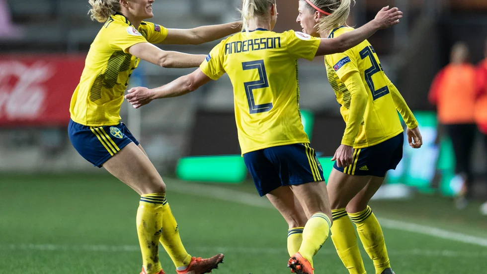 Magdalena Eriksson (t v) och Jonna Andersson grattar Olivia Schough efter hennes 2–0-mål under tisdagens EM-kvalmatch mellan Sverige och Island på Gamla Ullevi.