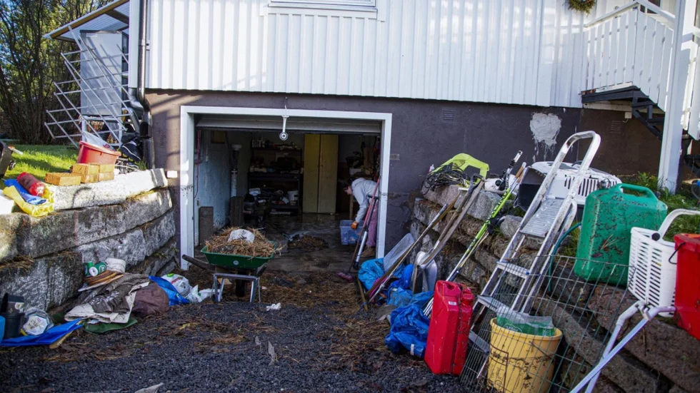 Jennifer och Fredrik Lycksell flyttade till villan på Timotejvägen för 12 år sedan och hade aldrig kunnat tro att de skulle få hela garaget översvämmat av vatten.