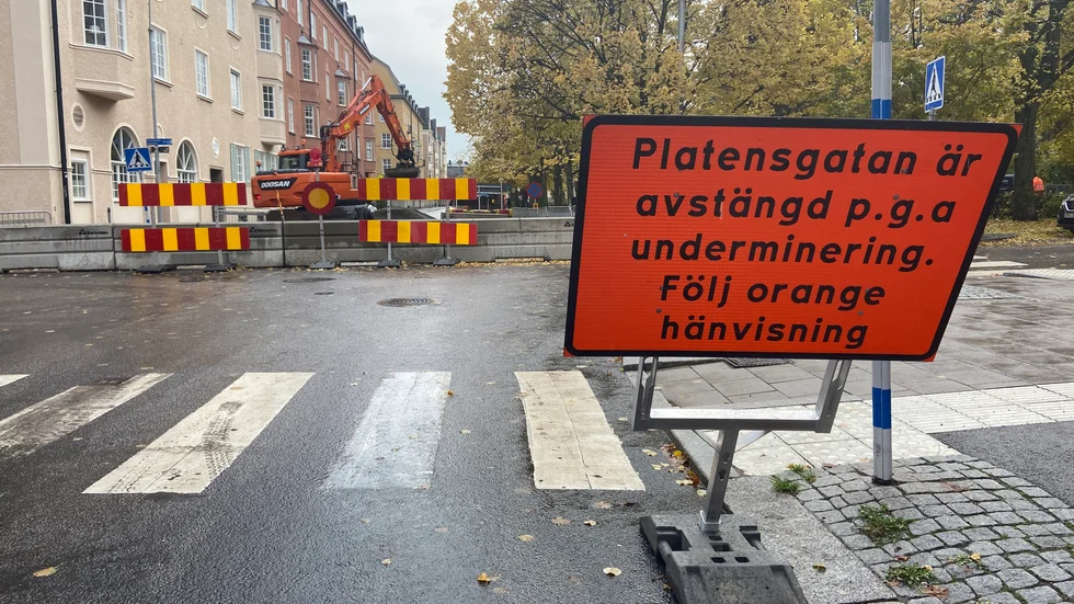 På Platensgatan intill Katedralskolan är vägen helt avstängd för biltrafik.