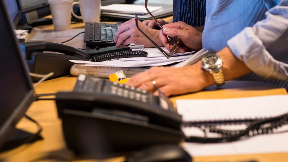 Att administrativ personal inte jobbar hemma oroar vårdpersonal inom Hemtjänstcentrum.


