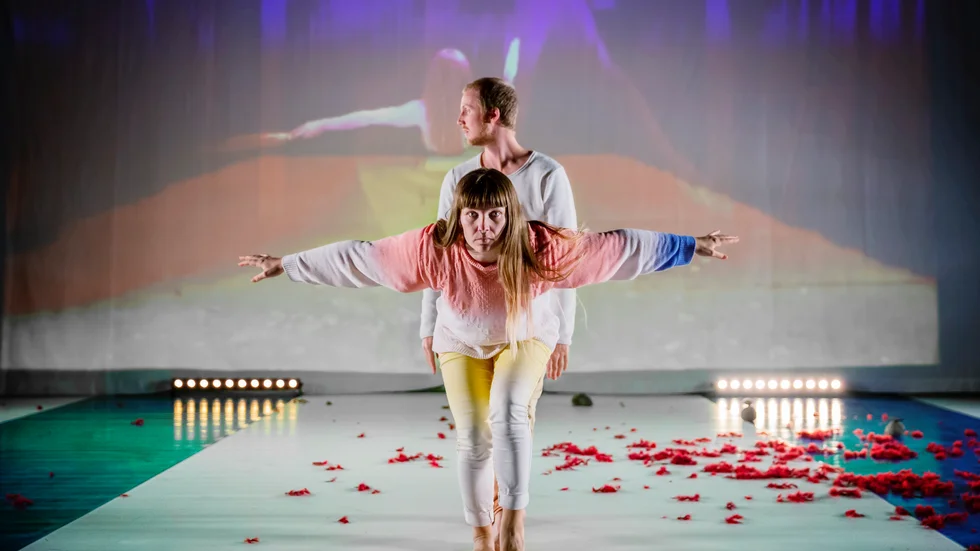 Tre av sex dansare i Out of Urgency: Jenny Schinkler och Mikael Marklund i Sverige och Maya Mi Samuelsen i Norge via länk.