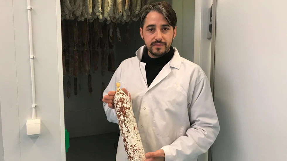 Daniel Bentancor arbetar fortfarande i Gnesta charks lokaler där hans pappa Thomas Malmertoft från början bedrev kursverksamhet under namnet Gnesta charkskola. 