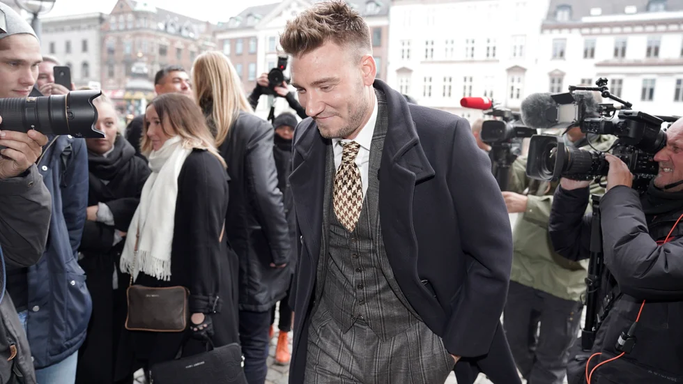 "Nicklas Bendtner, 32-årig dansk fotbollsstjärna, är en av dessa som verkar ha svårt att vara nyrik", skriver krönikör Kenneth Thapper.