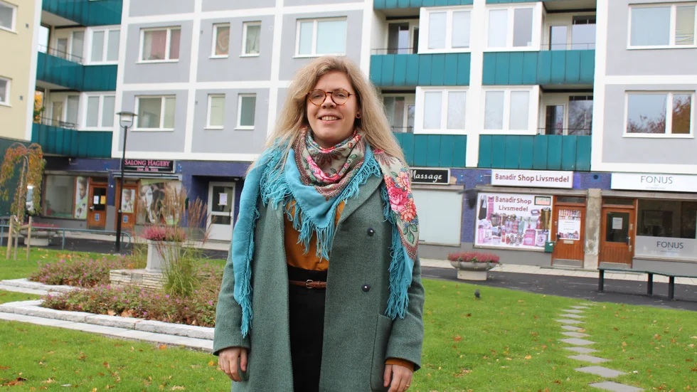 Norrköpings nya stadsantikvarie Ellen Holtermann Wiig vid Hyresbostäders fint renoverade 50-talshus i korsningen Vrinnevigatan – Bäckgatan i Hageby.
