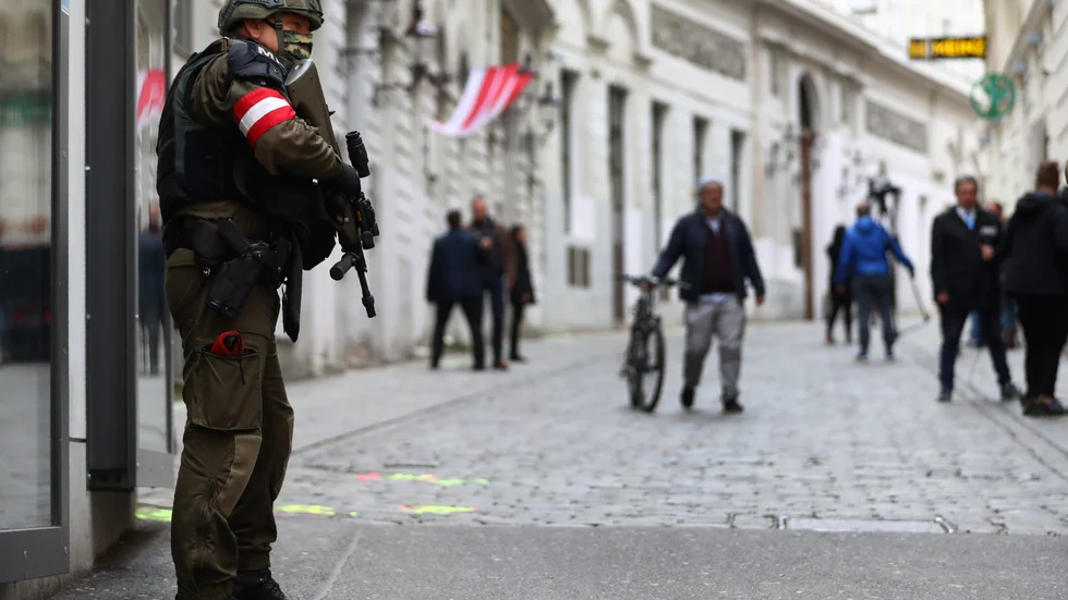 En militärpolis bevakar en gata i Wien i Österrike efter terrorattacken i måndags kväll då fyra personer dödades och ett tjugotal personer skadades. Arkivbild.