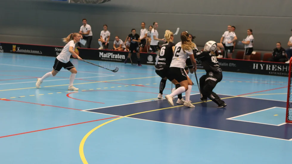 Stundtals blev det tät och tufft när FBC tog säsongens första trepoängare. På bilden är det hemmalagets Sofia Haglund som är inblandad i en hård batalj med gästernas försvar.