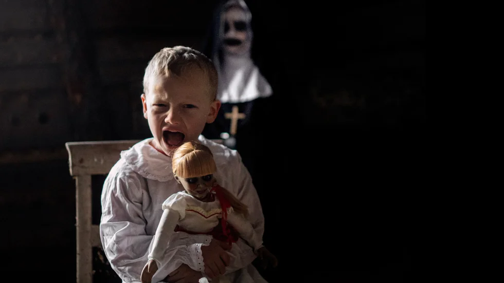 Inför Halloween tolkar Angelica Stenberg skräckfilmer med barnen Leon, 5 år och Liam, 7 år (i bakgrunden) i rollerna.
