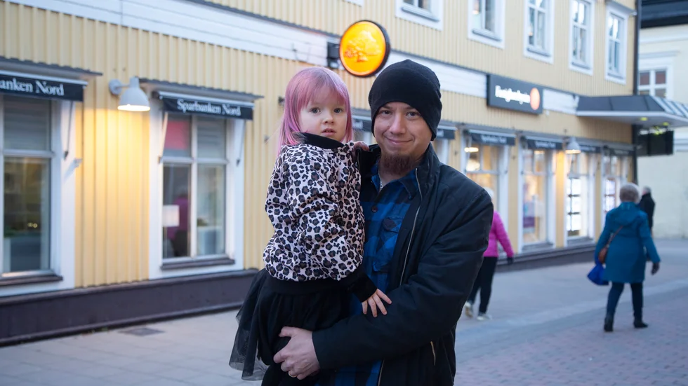 Mattias Norsten, 40, låssmed, Piteå med dottern Elisia, snart fyra år: "Vi hade tänkt åka till Pite havsbad och bo på hotell och bada på äventyrsbad, men vi slutade ut det på grund av ökningen av corona. Vi blir nog hemma och pysslar i trädgården istället. Man måste ta ansvar."