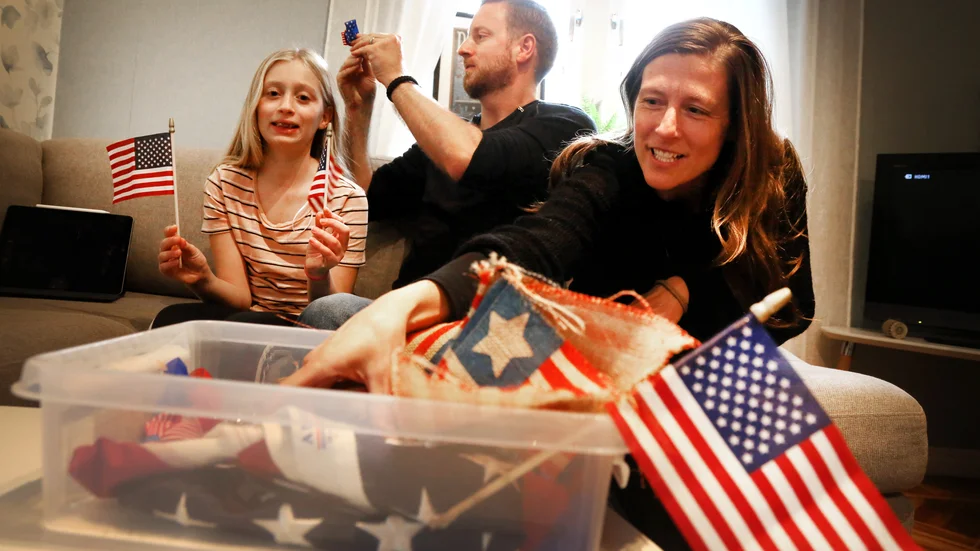 I lådan för "4 of july" finns amerikanska flaggor att pynta med för Eleri, 11 år. För Jesse och Krista Ashmen har valet i hemlandet inneburit poströstning, men inte på någon av huvudkandidaterna.
