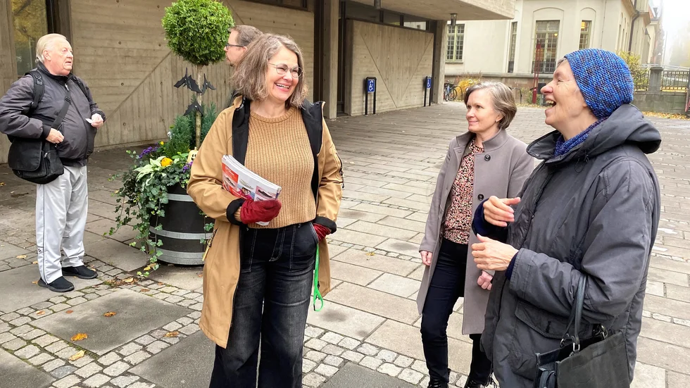 Ett par skratt i eländet blev det ändå. Solveig Arapoglu fick lämna tillbaka tidsskifterna till enhetschef Päivi Rantala och bibliotekschef Anna-Lena Grusell.