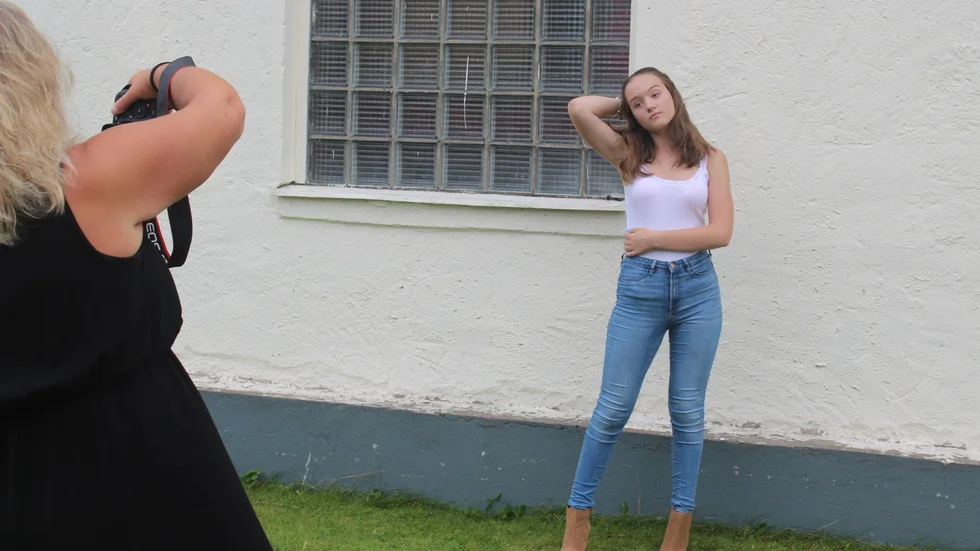 Isabella får inga instruktioner men poserar naturligt, ledigt och självsäkert framför fotograf Lotta Aspeteg.