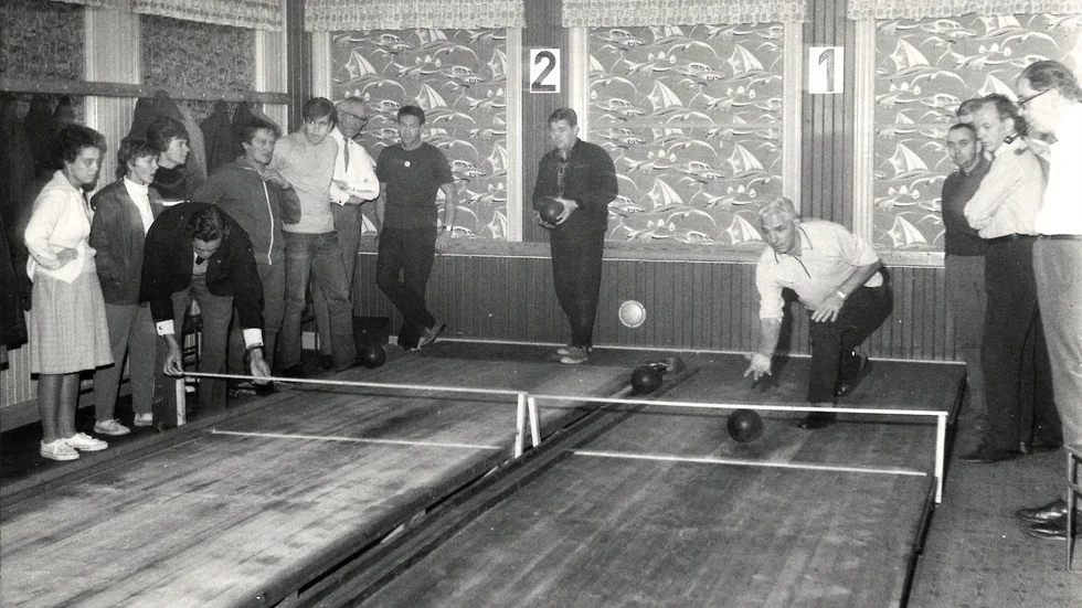 Enligt informationen spelar man bowling, men det handlar om kägel.  Bilden ingår i Eric Larsons fotosamling som förvaras i kommunarkivet.