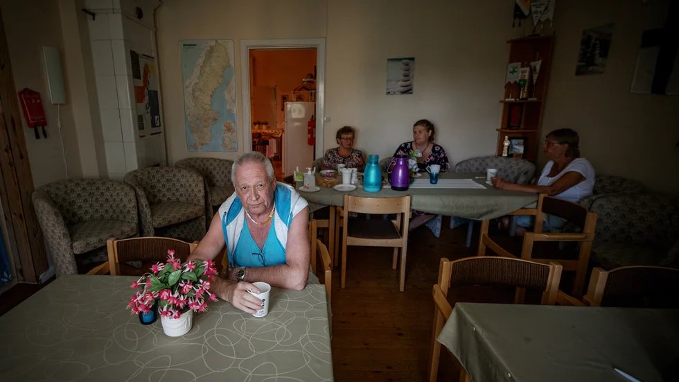 Hannu Turpeinen i husets vardagsrum. Här har föreningen träffats både dag- och kvällstid för middagar och ibland för att sjunga karaoke ihop. Nu ska huset rivas och föreningen står utan lokal. 
