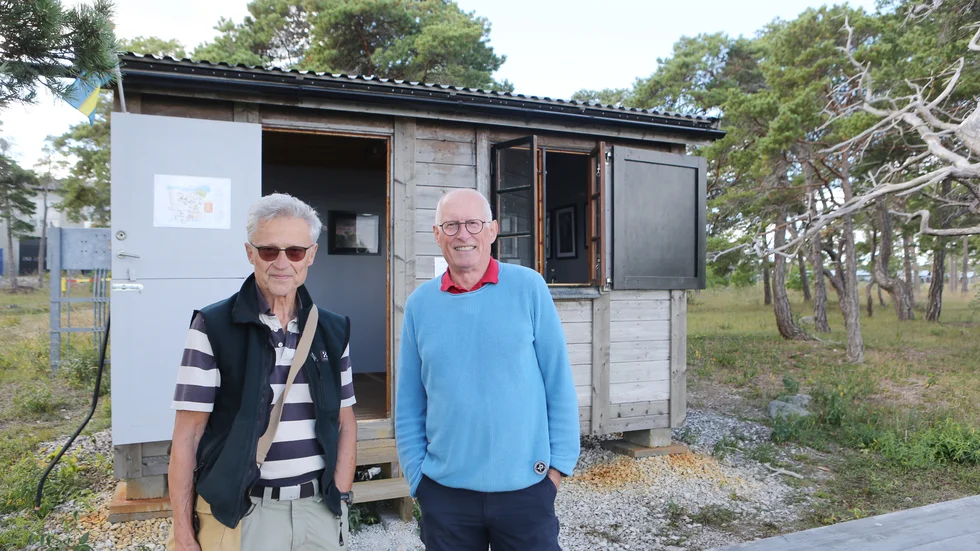Gotlands troligen minsta galleri ligger vid Kronhaga strand i Fårösund. Just nu pågår en utställning med fotografier av Dick Waller (t v). Curator för galleriet är Göran Johansson (t h).
