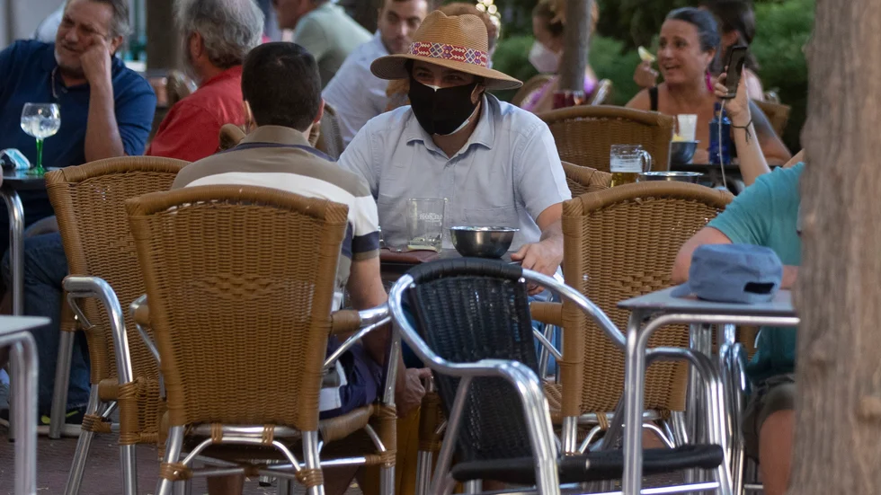 Drinkar och tapas intas på en bar i Madrid i Spanien. Madrid är särskilt utsatt i den senaste vågen av coronasmittade.