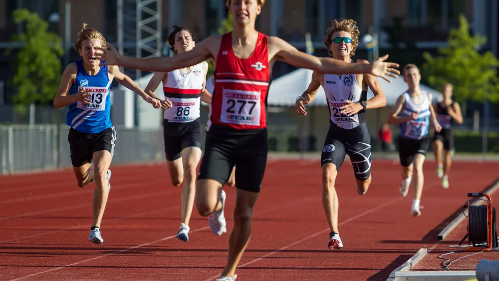 Sävedalens Erik Guander firar JSM-segern på 800 meter. Därbakom går Motala AIF:s Kevin Boden, till höger, en hård kamp om bronset. En kamp han förlorade med 14 hundradelar.