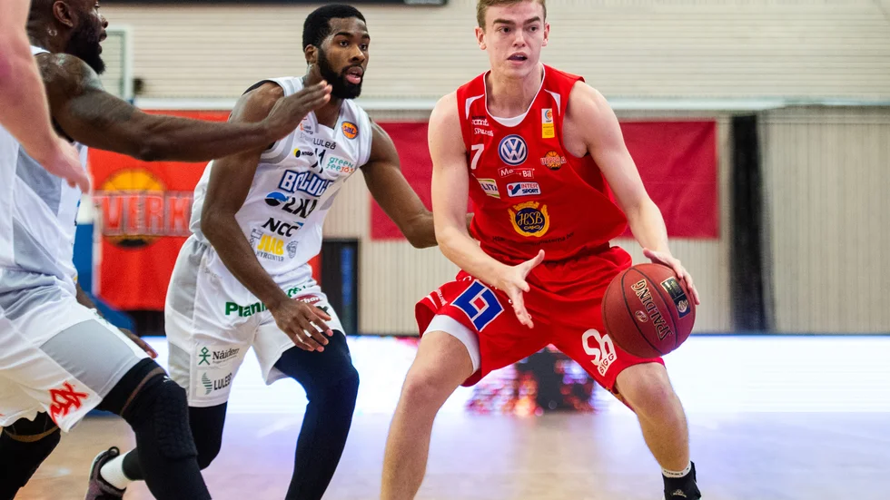 Robert Bolander, här under ligasäsongen 2018/19, förlänger med KFUM Uppsala Basket i superettan.