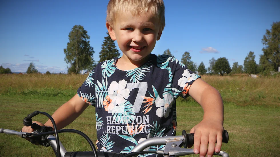 När PT var på besök på måndagen var 5-årige Loke Öström Olsson i full färd att köra cross.