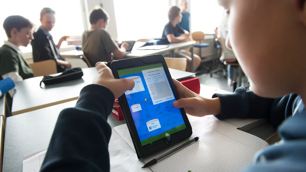 Hundratals elever i kommunens grundskolor tvingas vänta på sina läsplattor. 