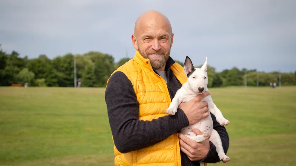 Joakim Sällquist möter upp i Himmelstalund med hunden Gurkan.