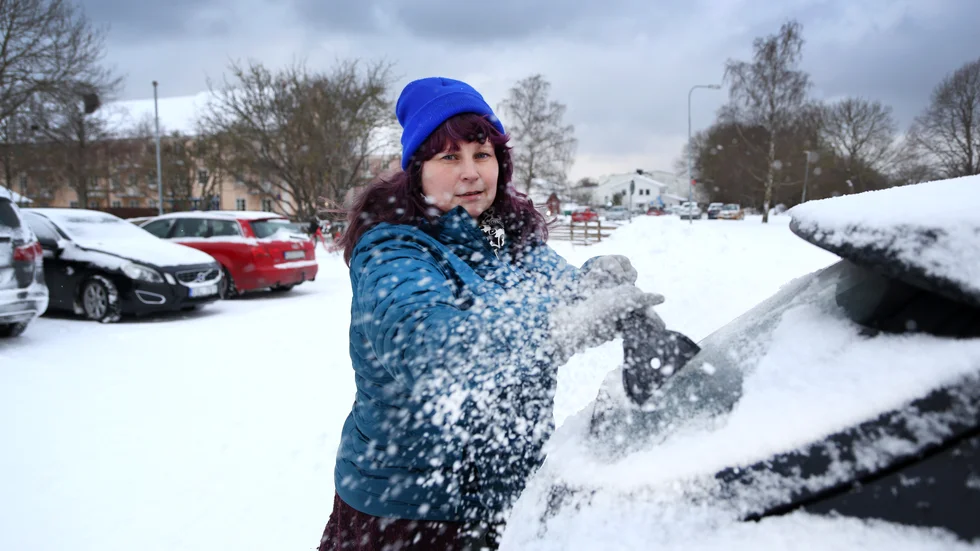 Jennifer Glimfalks 14-åriga son Max blev avsläppt i snöstormen sex kilometer från hemmet,  när busschauffören inte visste om det gick att åka till den ordinarie hållplatsen. 