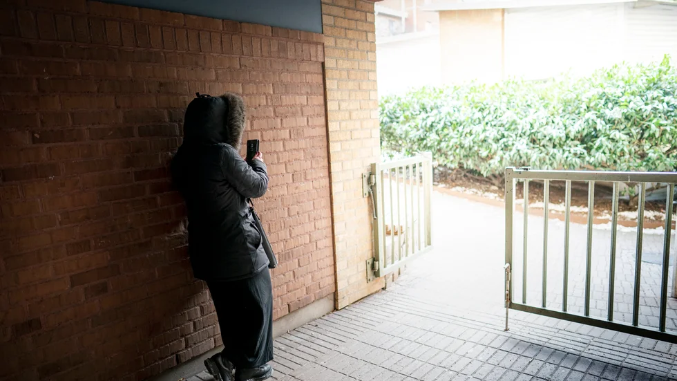 "Det är klart att jag känner att jag skulle vilja ha en annan situation där jag inte behövde göra det här. Där jag hade en annan trygg inkomst", säger Klara (fingerat namn).att.