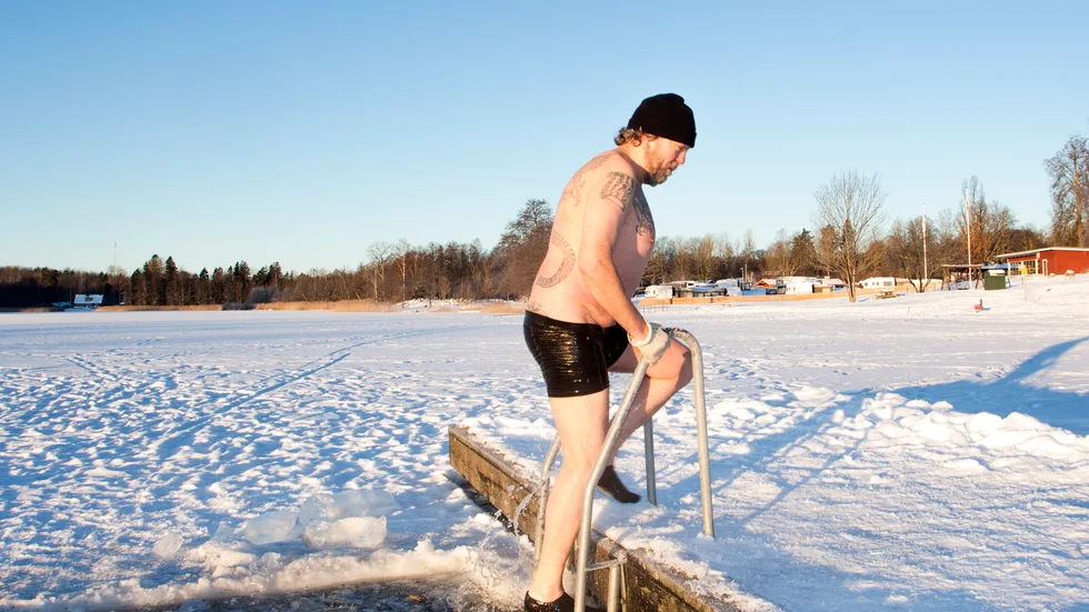 Sedan ett år tillbaka vinterbadar Johnny Persson varje helg och i lyriska ordalag beskriver han känslan. "När man är nere i vattnet upphör allt annat att existera".
