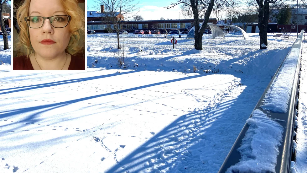 I stället för att gå på bron väljer elever att ta vägen över ån till Gökstensskolan, visar tydliga spår i snön. Man bara väntar på att det ska ske en olycka, säger föräldern Malin Samuelsson.