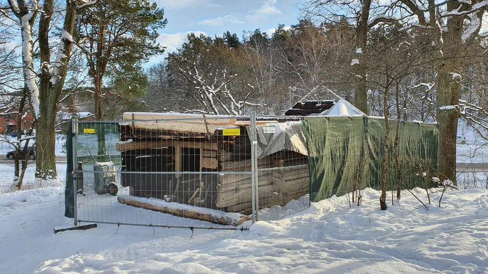 Nu har arbetet med att återställa den gamla linbastun som eldhärjades börjat. Taket har rivits och nytt timmer ersätter det som skadats.