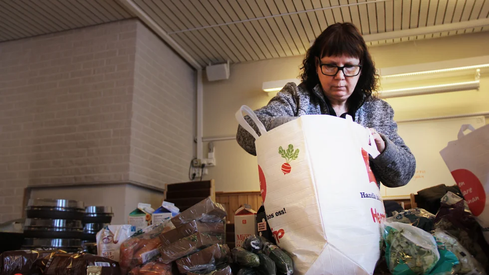 Helen Hedin är en av ledamöterna vid Tierps Matcentral. På bilden sorterar och plockar Helena ut de varor som precis har levererats från livsmedelsbutikerna. 
