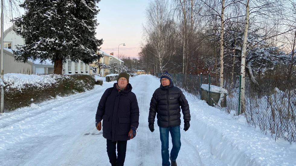 Träddungen på höger sida av vägen är en nyckelbiotop. Något som Fredrik Dahlin och Thomas Widercrantz har lyft fram i sina överklaganden. "Det är galet att arbetet med resecentrumet fortsätter", säger de.
