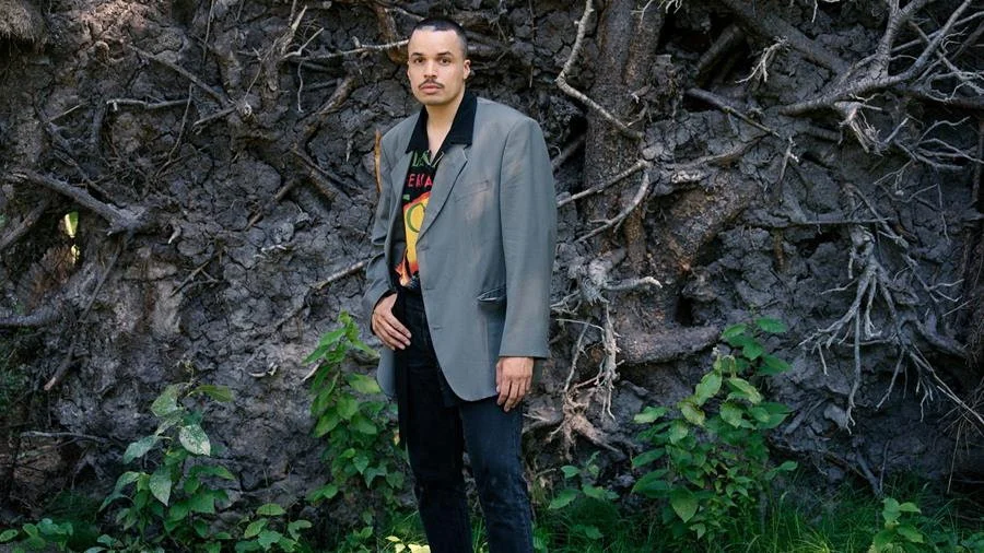 Ervin Latimer utmanar könsidentiteten i en ny modeutställning. Pressbild.
